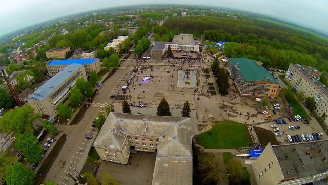 Зерноград в Ростовской области остался без воды из-за отключения света  Жители Зернограда остались без водоснабжения из-за отключения электричества на насосной станции 8 августа. Об этом в своем Telegram-канале сообщила министр ЖКХ Ростовской области Антонина Пшеничная.    По ее словам, из-за аварийного отключения электроэнергии была обесточена насосная станция № 3  НС-3 . Кроме того утечка обнаружена на водоводе на пересечении переулка Западного и улицы Кирова.    «На время восстановительных работ водоснабжение города приостановлено», — пояснила Пшеничная, отметив, что по заявкам жителей Зернограда организован подвоз воды.   Подписаться на "Новости Ростова"    Прислать новость