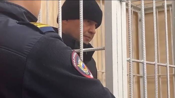 Суд продлил арест омичу, которого подозревают в убийстве московской школьницы Куйбышевский районный суд Омска снова продлил арест подозреваемому в убийстве 15-летней Евангелины Алешкиной. Напомним, в убийстве школьницы из Москвы подозревают 41-летнего местного жителя. Напомним, прошлым летом семья Евангелина приехала в Омск в гости к родственникам. Девочка пропала 22 июля, когда ушла гулять по парку Победы возле санатория «Ника». Только через четыре дня ее тело нашли возле лодочной станции на Иртыше в районе улицы 3-я Островской. Через три с лишним месяца правоохранители задержали подозреваемого. С тех пор ему несколько раз продлевали арест.