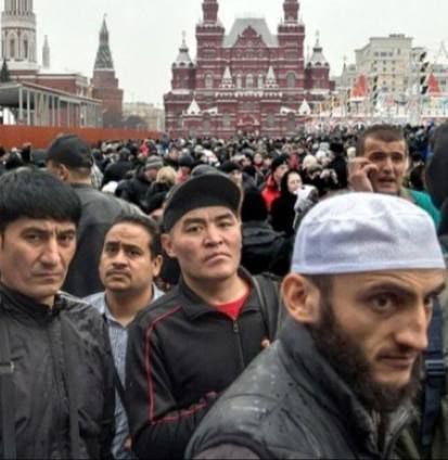 В МИД Узбекистана вызвали посла РФ из-за жестокого обращения с мигрантами Посла России в Узбекистане Олега Мальгинова вызвали в МИД Узбекистана на ковер, где выразили обеспокоенность в связи с нарушениями прав трудовых мигрантов из Узбекистана в РФ «В ходе переговоров узбекская сторона акцентировала внимание российской стороны на участившихся сообщениях о нарушениях прав и случаях жесткого обращения с трудовыми мигрантами из Узбекистана в РФ» «Озвучен призыв тщательно изучить поднятый вопрос и довести обеспокоенность узбекской стороны до соответствующих компетентных органов Российской Федерации» – добавили в пресс-службе. По итогам встречи достигнута договоренность о продолжении тесного сотрудничества.