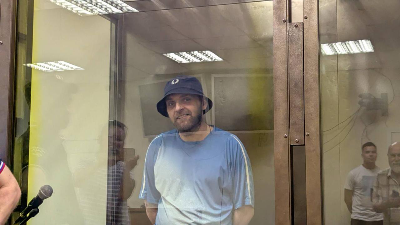 Осужденному за «терроризм» из-за конфликта с главой сельсовета дали еще 6 лет за разговоры с сокамерниками. За ним следили при помощи скрытой камеры. Теперь он проведет в заключении 10 лет Судья 1-го Западного окружного военного суда Юрий Козлов приговорил 34-летнего Андрея Воронина к 6 годам строгого режима по делу о публичных призывах к терроризму и распространении «фейков» про армию, стало известно «Медиазоне». Неоднократно судимый Воронин отбывал наказание в ИК-4 Псковской области, поводом для нового дела против него стал разговор с сокамерниками о войне в Украине. Дело против Воронина основано на записях скрытой камеры, которая фиксировала его разговоры с сокамерниками в псковских СИЗО-1 и ИК-4. В суде просмотрели видео, на которых Воронин среди прочего говорит о развязывании Россией войны в Украине и использовании российскими военными отравляющих газов против мирных жителей в Сирии. «Чтобы остановить войну, нужно застрелить Путина», — произносит он на одной из этих записей. Показания против Воронина дали его сокамерники и сотрудники ФСИН. Сам он в суде рассказал, что в начале войны из письма бабушки узнал о гибели своих родственников под обстрелом в Украине; какая из сторон была ответственна за их смерть, ему неизвестно, подчеркнул подсудимый, но произошло это во время отступления украинских войск. В суде он признал вину и сказал, что раскаивается. Фото: Медиазона Если вы считаете нашу работу важной, пожалуйста, оформите ежемесячный донат «Медиазоне»: donate.zona.media