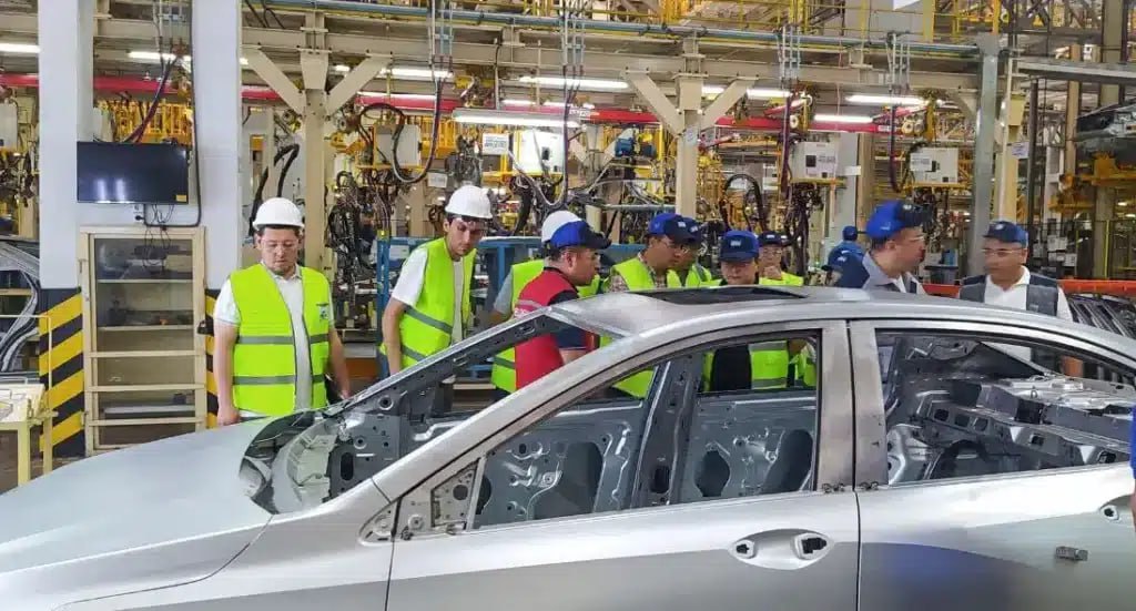 UzAuto Motors готовится представить восемь новых моделей машин UzAuto Motors в настоящее время работает над восемью новыми моделями которые в скором времени будут представлены на рынке сообщил гендиректор UzAuto Motors Янош Ковач По его словам модельный ряд будет расширяться компания уделяет особое внимание выпуску новых автомобилей в сегменте SUV спортивно утилитарный автомобиль В настоящее время общий производственный потенциал завода составляет 550 тыс автомобилей в год В этом году было экспортировано 23 тыс автомобилей и компания планирует выйти на новые рынки Монголию и Грузию Telegram Facebook Instagram LinkedIn Сайт