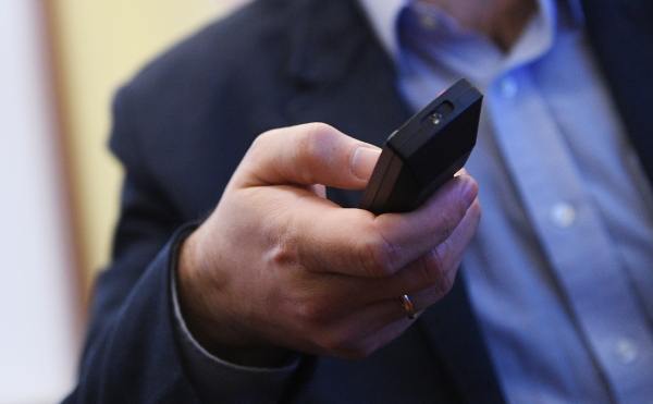 Опрос каждый второй россиянин откажется от просмотра новогодних шоу Среди тех кому формат близок лидирует классика на федеральных каналах её выбирают 31 Такие данные привели РИА Новости аналитики медиахолдинга Rambler Co Сообщается что значительно реже зрители обращаются к онлайн версиям и нарезкам огоньков прошлых лет в соцсетях 8 праздничным проектам независимых студий в интернете 7 и новогодним стримам или спецвыпускам блогеров 4 Подписаться на Говорит Москва Telegram VK MAX