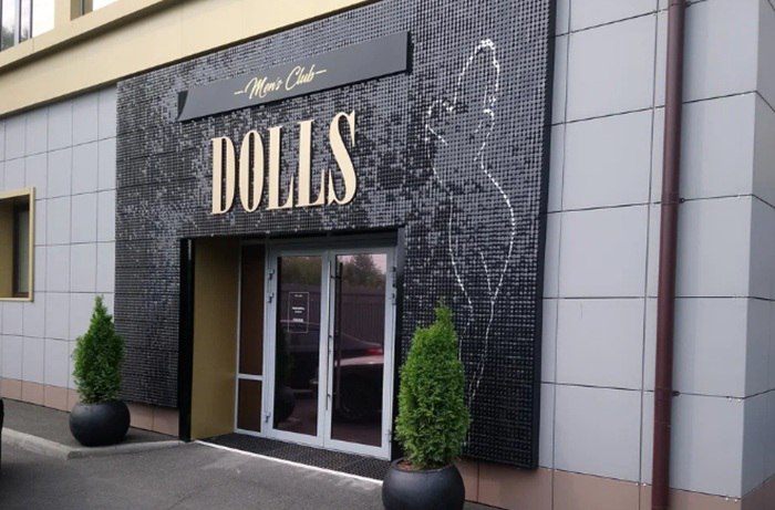 Конфликт у кемеровского стриптиз клуба закончился стрельбой c убийством Стрельба произошла около заведения в Кемерове в ночь на 8 ноября Перепалка между двумя компаниями закончилась убийством По предварительным данным СК 8 ноября около 03 00 ночи во время конфликта между двумя компаниями один из участников начал стрелять из огнестрельного оружия В результате от полученного ранения скончался мужчина еще один доставлен в больницу По данным канала Инцидент Кемерово происшествие случилось около стриптиз клуба Доллс Все участники инцидента установлены уточнили в СК Возбуждено уголовное дело по ч 1 ст 105 УК РФ убийство и ч 3 ст 30 п а ч 2 ст 105 УК РФ покушение на убийство двух и более лиц Подписаться Прислать новость Помочь бустами