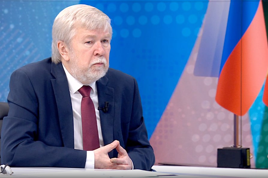 Росатом построит в Эфиопии атомную электростанцию на базе современного и безопасного реактора ВВЭР 1200 посол России в стране Евгений Терехин Документ скрепленный подписями генерального директора Росатома Алексея Лихачева и его эфиопского коллеги Ашебира Балчи определяет четкую последовательность шагов создание совместной рабочей группы подготовку детальной дорожной карты разработка ТЭО проекта АЭС и последующее заключение межправсоглашения Речь идет о строительстве станции на базе современной и безопасной технологии ВВЭР 1200 Терехин отметил что сотрудничество РФ и Эфиопии в области мирного атома может стать флагманским направлением экономического и технологического партнерства двух стран Посол добавил что этот план действий не международный договор а гибкий рамочный рабочий документ При этом сроки начала строительных работ АЭС пока не называются Африканская инициатива Подписаться