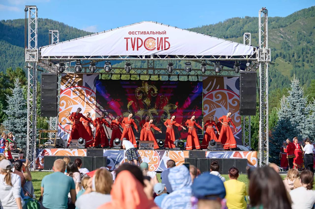 Большой фестиваль "Турсиб" прошел в Республике Алтай Он проходит уже в четвертей раз. В этом году гостям представили богатую культурную программу и работы более 50 локальных мастеров и представителей малых предприятий со всех районов. "Мы бережно храним самобытность и традиции нашего многонационального народа, а в каждом из представленных сегодня объектов искусства, в каждой постановке фольклорных ансамблей, в музыке и других видах творчества отражается многовековая история и настоящий алтайский дух", – отметил председатель Правительства Республики Алтай Александр Прокопьев. Фото: Руслан Каппес / Толк ТОЛК