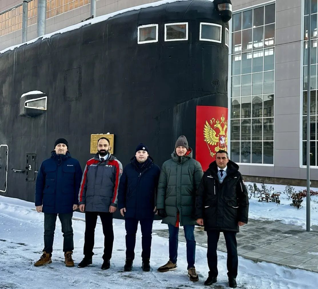 Комсомольск на Амуре промышленный центр края Именно в городе Юности сосредоточены крупнейшие производственные предприятия региона такие как Амурсталь и АСЗ В ходе рабочей поездки в Комсомольск и о министра промышленности и торговли края Тимур Саматов побывал на заводах которые являются градообразующими и оценил их производственные мощности и потенциал Судостроение наравне с авиацией одна из основных специализаций промышленности края Сейчас рассматривается возможность расширения номенклатуры гражданских заказов для АСЗ Не менее важную роль для экономики региона играет металлургический завод его продукция высоко востребована в энергетике строительстве и машиностроении отметил Тимур Саматов Также и о министра посетил завод Амурметалл Литьё и площадку отведенную под строительство распределительного центра Вайлдберриз Запуск логистического комплекса станет важным шагом в развитии торговли на электронных площадках для местных поставщиков и позволит создать новые рабочие места Минпромторг Хабаровского края