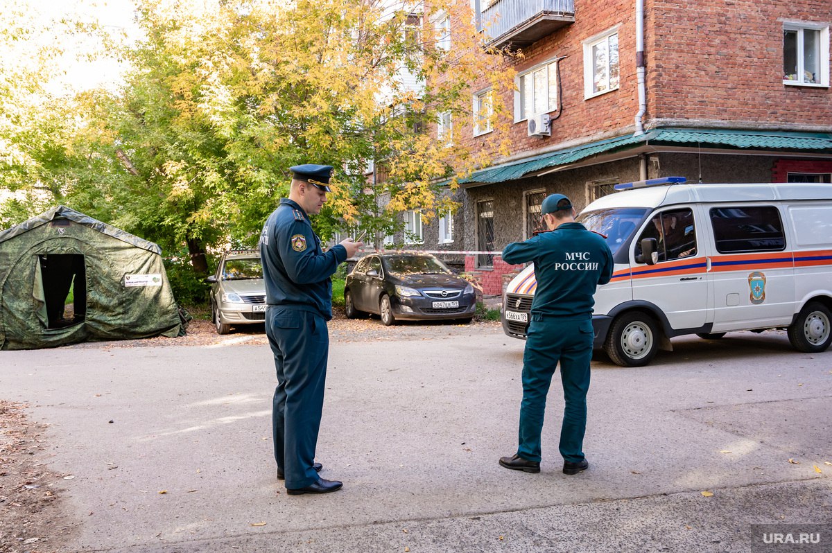 Жильцы дома на улице Клары Цеткин могут вернуться в квартиры    Жильцы общежития на улице Клары Цеткин, 13, где частично рухнули перекрытия, могут вернуться в свои квартиры. Дом признан безопасным для проживания. Исключение – пять помещений, расположенные рядом с местом обрушения. Об этом сообщил глава Перми Эдуард Соснин.