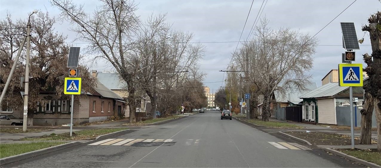 Оренбург Медиа   В Оренбурге обезопасили переход на Комсомольской возле школы 17 На опасный для школьников пешеходный переход на Комсомольской жители Оренбурга жаловались на Прямую линию Владимиру Путину Как ранее писал Оренбург Медиа на улице Комсомольской недалеко от учебного заведения отсутствовали светофор камера контроля скорости и искусственная неровность Из за этого пешеходный переход стал опасным для детей Оренбуржцы отмечали что даже на зебре автомобилисты редко пропускают школьников Водители перестраиваются на соседнюю полосу и продолжают ехать даже если пешеходы уже пересекают улицу Родители детей обращались по этой проблеме в местные органы власти но на протяжении более года ситуация не изменилась Поэтому оренбуржцы записали видеообращение на Прямую линию подробнее на канале Оренбург Медиа