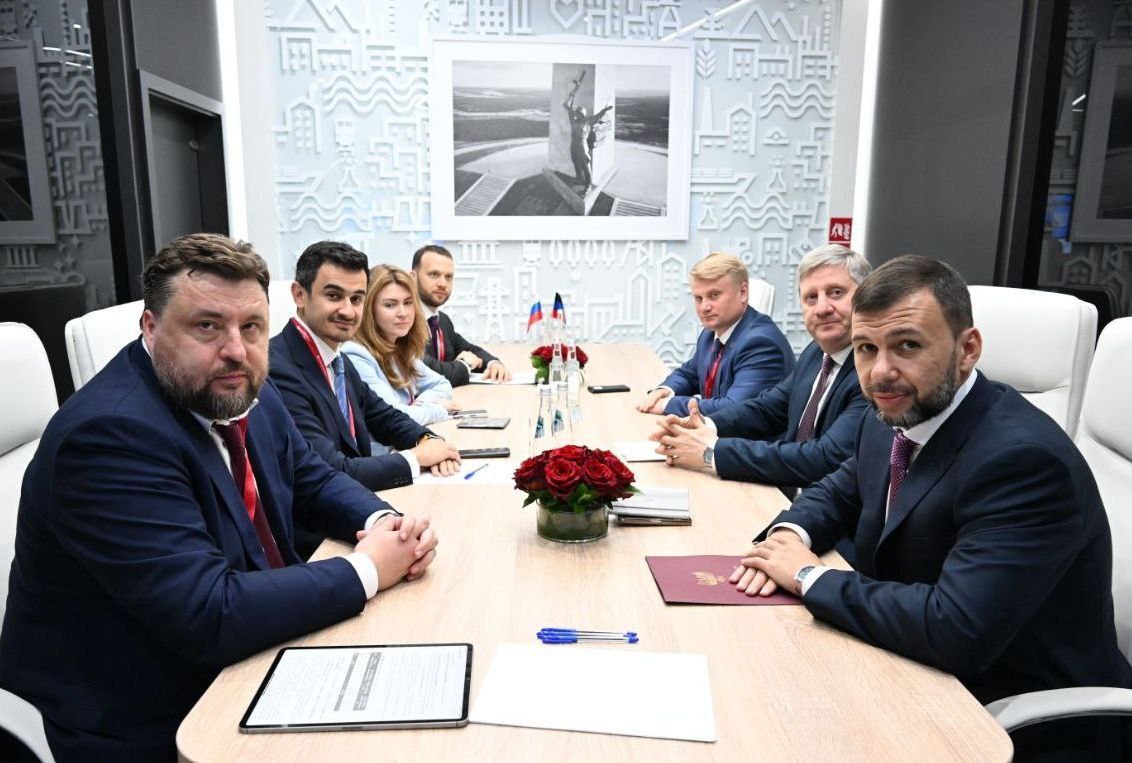 АО «Росагролизинг» расширяет программы на коммунальную технику, сообщил Глава ДНР, подчеркнув, что это важный пункт восстановления донецко-макеевской агломерации. "За последние три года 407 единиц новой сельхозтехники, поступившей в хозяйства Донбасса, были приобретены по программам «Росагролизинга». Сегодня мы договорились, что, помимо поддержки аграриев, сможем также обновлять автопарки наших муниципалитетов современной коммунальной техникой", - отметил Пушилин. Фото: ТГ-канал Главы ДНР