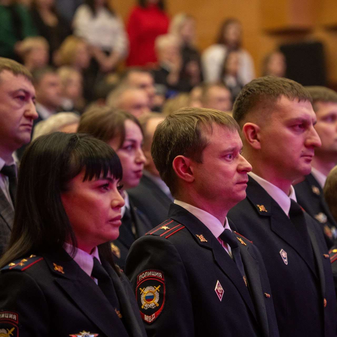 Анастасия Казанцева вручила награды заксобрания сотрудникам органов внутренних дел накануне профессионального праздника    Среди награждённых капитан полиции Олег Ефремов. Он отвечает за безопасность на дорогах. Организует на Ямале работу по проведению мероприятий, направленных на предупреждение ДТП в автохозяйствах и пассажирском транспорте. Только за 9 месяцев 2024 года территориальные подразделения Госавтоинспекции провели 328 профилактических мероприятий.     Также награду получила Наталья Христофорова – ведущий специалист-эксперт управления по контролю за оборотом наркотиков УМВД России по ЯНАО. Её профессионализм и внимательное отношение к деталям позволяют эффективно обрабатывать запросы на доступ к работе с наркотическими средствами и психотропными веществами, контролировать, чтобы эта деятельность велась в соответствии с законом.   Поздравляем всех сотрудников и ветеранов МВД с наступающим профессиональным праздником! Желаем крепкого здоровья и спокойствия на работе!