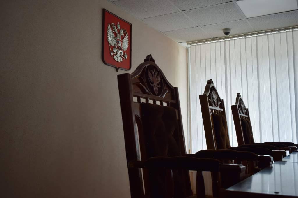 В Курской области под стражу была взята заместитель директора Фонда капитального ремонта Курской области Ольга Минакова Ей вменяется посредничество в передаче взятки. Минакова уже отстранена от исполнения своих обязанностей. «Печально, что такие случаи случаются в наших рядах. Всегда хочется верить, что люди идут во власть ради развития региона, а не ради личной наживы», – выступил врио губернатора Александр Хинштейн. По некоторым данным, Ольга Минакова дала признательные показания.