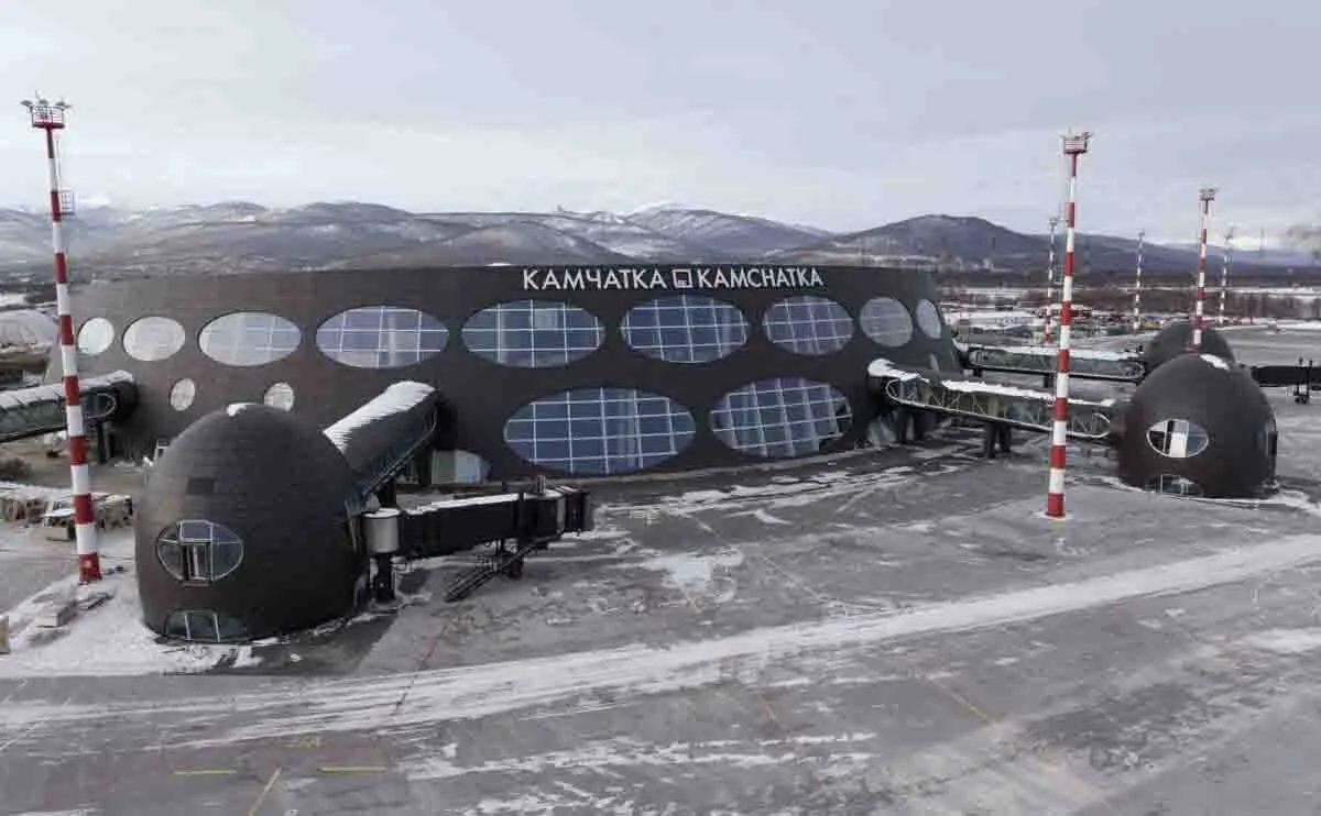 Сахалинский перевозчик бросил пассажиров в аэропорту Камчатки Минтрансу и прокуратуре пришлось вмешаться Из за непогоды 3 мая был отменен рейс Петропавловск Камчатский Северо Курильск который выполняла авиакомпания Тайга совместно с Авророй После отмены перевозчик расторг договоры с пассажирами и вернул деньги за билеты Часть людей Подробности по ссылке   kamtime ru article 9ee3a87b ff5c 4caa 8625 99615088d745