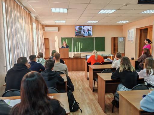 В Уссурийске Приморского края сотрудники полиции познакомили учащихся колледжа с профессией полицейского  В Приморском крае в рамках спецпроекта «Такая работа» сотрудники отдела МВД России по городу Уссурийску встретились с учащимися дальневосточного технического колледжа.   Мероприятие состоялось в рамках профориентации  будущих выпускников образовательных учреждений.  С лекцией для подростков выступила психолог отдела по работе с личным составом Юлия Саковец, которая подробно рассказала о  специфике службы в полиции, об особенностях работы некоторых подразделений МВД и о том, какими качествами нужно обладать для вступления в ряды полицейских. Лейтенант полиции отметила, что далеко не каждый может стать достойным сотрудником полиции: для этого нужно иметь не только хорошую физическую форму, но и крепкие нервы, острый ум и терпение.  Во время встречи учащимся был представлен к просмотру видеофильм, из которого учащиеся узнали о том, чем занимаются сотрудники различных подразделений в структуре городского отдела полиции.  Выступление офицера вызвало у ребят множество вопросов. Будущие юристы интересовались условиями поступления на службу в органы внутренних дел,  в высшие учебные заведения системы МВД,  основные требования к кандидатам на службу, а также какими качествами должен обладать полицейский.  «Эмоциональная устойчивость, волевая регуляция поведения, внутренняя организованность и нравственные убеждения, а также зрелость личности –  это основные сферы деятельности, которые должны быть развиты у  кандидатов на службу. К сотрудникам МВД в силу специфики служебной деятельности выдвигаются повышенные требования к психике: уравновешенность, стрессоустойчивость, быстрая адаптация и самообладание при конфликтных ситуациях, упорство в преодолении возникающих трудностей,  способность располагать к себе людей, вызывать у них доверие, способность к быстрому установлению контактов с новыми людьми, тонкая наблюдательность», - отметила Юлия Саковец.  В завершении занятия полицейские пригласили ребят, которые хотели бы посвятить себя службе в органах внутренних дел, в отдел кадров для получения более подробной информации о поступлении на службу в отдел полиции.    Полиция Приморья