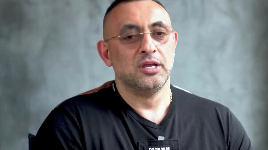 Новый лидер азербайджанской общины Урала арестован через три месяца после назначения Спецназ задержал главу азербайджанской общины на Урале Видади Мустафаева его подозревают в мошенничестве с земельным участком передает ArbatMedia По информации СМИ задержание произошло возле спортзала когда Мустафаев выходил после тренировки Его подозревают в незаконных действиях связанных с оформлением земли Мустафаев возглавил азербайджанскую общину Урала три месяца назад Он сменил Шахина Шихлинского который сейчас находится в СИЗО Шихлинскому вменяют покушение на убийство и насилие в отношении представителя власти После смены руководства Мустафаев резко критиковал предшественника обвиняя его в том что тот допустил рост преступности внутри сообщества Он также заявил об отказе от термина диаспора предложив использовать определение азербайджанская община Прислать новость