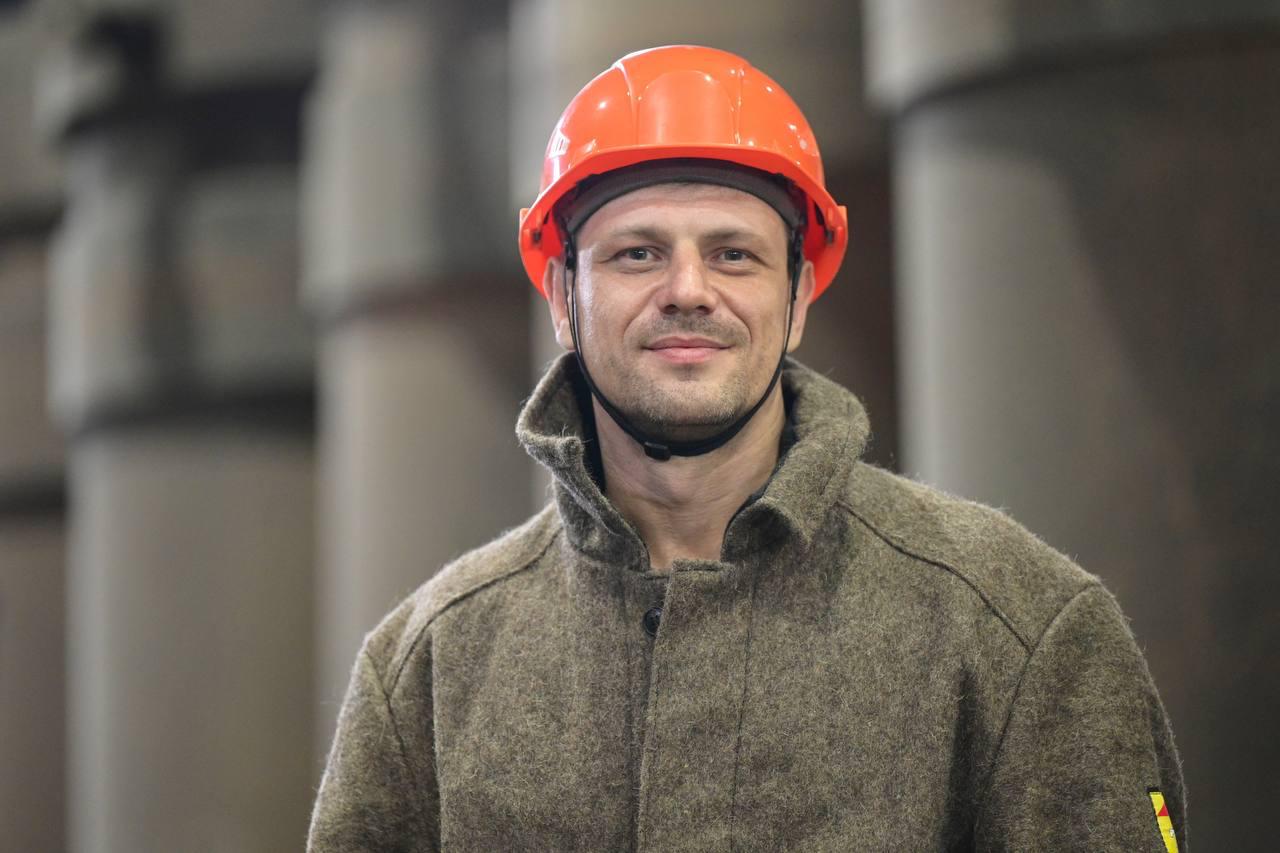 Руководитель Свердловской области Денис Паслер запустил новую машину центробежной отливки особо крупных валков на Кушвинском заводе прокатных валков Мероприятие приурочено к 290-летию одного из старейших промышленных предприятий Среднего Урала. В рамках рабочей поездки Денис Паслер также осмотрел цеха предприятия и принял участие в торжественном собрании во Дворце культуры. Подробнее читайте на сайте «Областной газеты». департамент информационной политики Свердловской области Подписаться на «ОГ» Прислать новость Поддержать канал