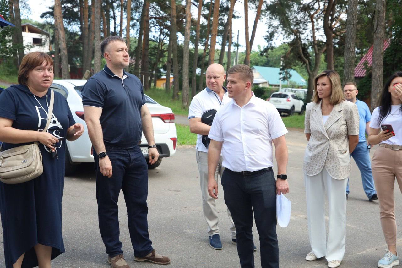 В деревне Лужки и на улице Гоголя в деревне Борисово благоустраивают территории  В рамках планового выезда депутаты и глава Серпухова оценили динамику работ.  В Лужках завершена модернизация уличного освещения: проложено 7,3 км кабеля, установлено 222 светильника и 29 опор. Это стало ответом на многочисленные обращения жителей, — отметил Алексей Шимко.  В Борисово на улице Гоголя благоустраивают двор: меняют асфальт, делают пешеходные дорожки и парковочные места. Запланирована установка малых архитектурных форм, организация зоны воркаута и замена освещения.