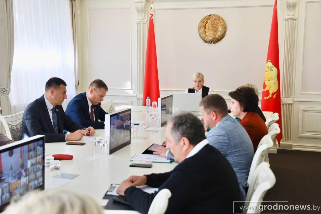 В Гродненском облисполкоме прошло заседание Межведомственного совета по правам инвалидов Его цель не просто обсуждение текущей работы а оценка того как на практике реализуются гарантии закрепленные государством для людей с инвалидностью Инвалиды находятся в зоне постоянного внимания государства Им гарантирована материальная поддержка пенсии пособия адресная помощь социальные услуги Но куда важнее чтобы помощь не ограничивалась выплатами она должна открывать путь к полноценной жизни включающей труд образование медицинскую и психологическую поддержку Именно поэтому так важно межведомственное взаимодействие когда медики педагоги социальные службы и органы занятости действуют как единое целое отметила председатель комитета по труду занятости и социальной защите Гродненского облисполкома Ольга Седельник  Одним из ключевых вопросов стала занятость людей с инвалидностью Труд это основа социальной интеграции В области создаются новые рабочие места развиваются программы профессионального обучения оказывается поддержка тем кто готов открыть свое дело Благодаря этим мерам все больше инвалидов находят работу в разных сферах от производства и образования до сферы услуг и социальной защиты  Поддержать канал бустами Inst TikTok ВК OK FB
