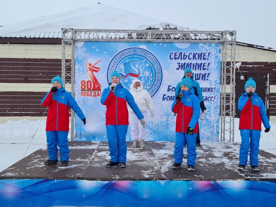 В Прокопьевском округе стартовали IV Всекузбасские зимние сельские спортивные игры   В этом году соревнования сильнейших команд сельских округов региона посвящены 80-летию Победы в Великой Отечественной войне. В течение двух дней более 200 спортсменов будут состязаться в семи спортивных видах, а также в троеборье механизаторов и дояров.  Состязания проходят в поселке Трудармейский Прокопьевского округа. В программе: лыжные гонки, полиатлон  стрельба из пневматической винтовки, лыжные гонки, подтягивание на перекладине для мужчин, сгибание и разгибание рук в упоре лежа на полу для женщин , шахматы, шашки, соревнования спортивных семей  лыжные гонки, комбинированная эстафета, дартс , троеборье дояров  сборка и разборка доильного аппарата, лыжные гонки, гиревой спорт , троеборье механизаторов  вождение трактора на площади по заданной трассе на время, лыжные гонки, гиревой спорт .