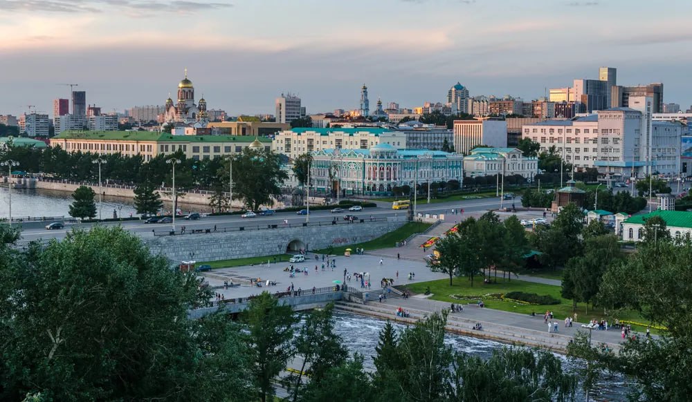 В России растёт спрос на культурный туризм Летом россияне всё чаще выбирают города с богатой историей и культурой, а не только пляжи. По данным РБК, Екатеринбург, Псков, Нижний Новгород бьют рекорды популярности, а Кисловодск и Владивосток вошли в ТОП-10 самых востребованных направлений. Подробнее читайте в нашей статье. А что выберете вы: культурный отдых или пляжный?
