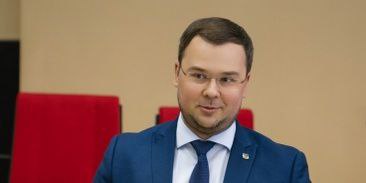 Временно исполняющим обязанности главы Мурманска стал Иван Лебедев. Об этом стало известно по итогам встречи губернатора Мурманской области Андрея Чибиса и главы Мурманска Юрия Сердечкина, который сложил свои полномочия со 2 июля.  Статус врио главы Мурманска сохранится у Ивана Лебедева до проведения конкурса на должность главы муниципалитета. Дату проведения процедуры назначит Совет депутатов Мурманска.  Иван Николаевич Лебедев родился 7 июня 1989 года в городе Усть-Каменогорске Восточно-Казахстанской области Республики Казахстан. С 2013 года работал в структурах АО «Северсталь», с 2018 года перешел на муниципальную службу в Оленегорске и являлся депутатом городского совета. С 2021 по 2024 год занимал должность главы Оленегорска, после чего перешел на работу в администрацию Мурманска в качестве первого заместителя главы.