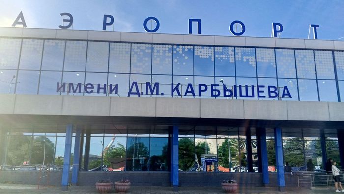 Омский аэропорт начнет бороться с массовыми атаками дронов Оборудование будет работать три года Омский аэропорт арендовал Серп ВС6Д российскую автоматизированную систему радиоэлектронного подавления беспилотных летательных аппаратов Серп ВС6Д находит каналы связи управления беспилотниками и отправляет команду на подавление в соответствующих диапазонах частот Оборудование эффективно как против одиночных так и против групповых целей По данным портала Госзакупки арендодатель принадлежащая аэропорту компания ТЗК Омск Центральный Ее возглавляет бывший гендиректор аэропорта Сергей Зезюля Контракт ТЗК и аэропорт подписали на три года За это время воздушная гавань заплатит 8 5 млн рублей по 236 тысяч рублей в месяц