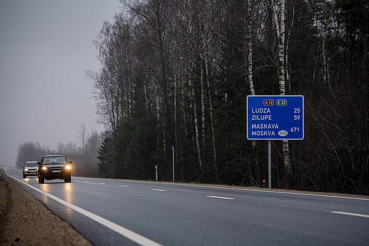 В Латвии планируют убрать с дорожных знаков все названия населенных пунктов России и Беларуси На государственных автодорогах насчитывается более 200 таких знаков Их замена или корректировка по предварительным расчетам обойдется в 120 000 евро Аналогичные знаки на муниципальных дорогах должны будут заменить или скорректировать за счет средств самоуправлений Это все конечно очень диагностично Нищая Латвия которая реально нищая даже на фоне балтийских соседей собирается выбросить деньги на очередную русофобскую ерунду Можно подумать что местные жители без указателей не знают в какой стороне Псков а в какой Рига Да вот еще что 120 000 евро это на заклеивание видимо черными пакетами или скотчем российских топонимов На полную замену знаков у Латвии денег нет А так то и раньше было понятно что зажить нормально Латвии мешали дорожные указатели на Псков и Москву Ну теперь уберут и наконец заживут ПЛН в MAX