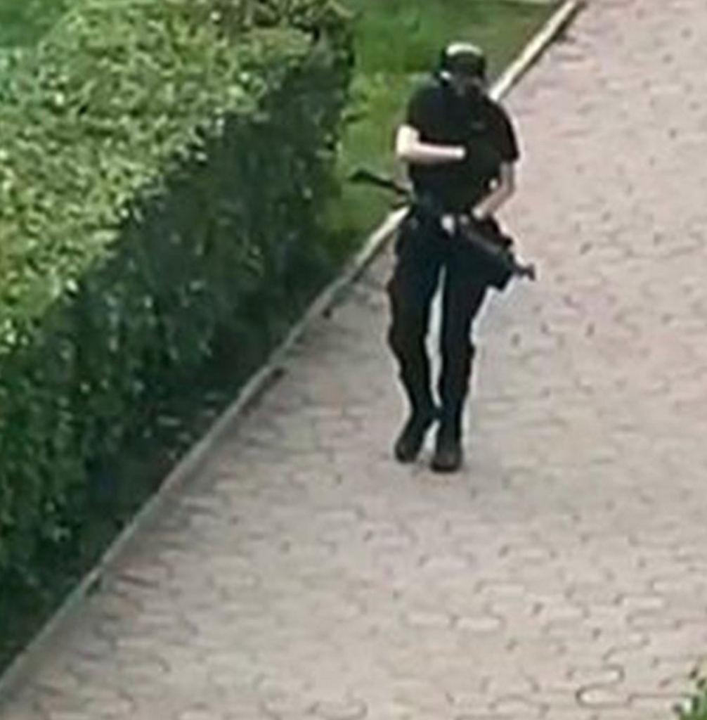 В эту субботу 20 сентября в Пермском университете пройдут акции памяти по жертвам трагедии случившейся в 2021 году В 11 20 студенты и сотрудники почтут погибших минутой молчания а в 13 05 у восьмого корпуса состоится зажжение свечей Нападение на вуз произошло четыре года назад вооружённый первокурсник открыл стрельбу на территории кампуса Тогда погибли шесть человек ещё более сорока получили ранения В университете подчёркивают что память об этом дне остаётся частью истории ПГНИУ Афиша Пермь подписаться