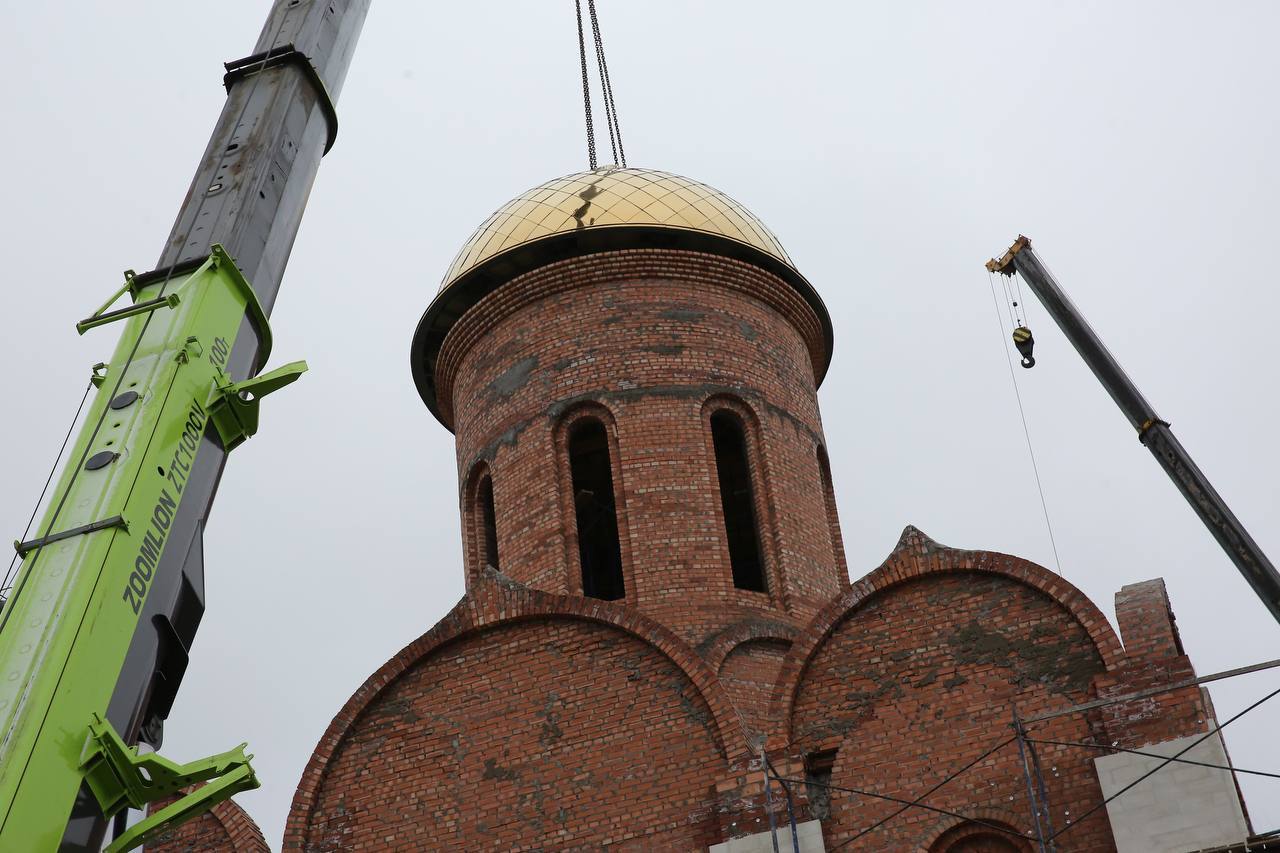 Установили центральный купол на храм святого благоверного князя Александра Невского.   На сегодняшний день на строительной площадке завершается устройство монолитных конструкций и кирпичной кладки. Специалисты активно ведут отделочные работы как внутри, так и на фасадной части. Полностью сдать объект планируют в 2026 году.   На территории будет построен приходской дом, где разместятся крестильная, звонница, воскресная школа.   Строящийся храм посвящен всем защитникам Отечества и станет символом духовной крепости, святости подвига наших воинов. Уверен, что он станет местом, где каждый сможет найти утешение и поддержку.