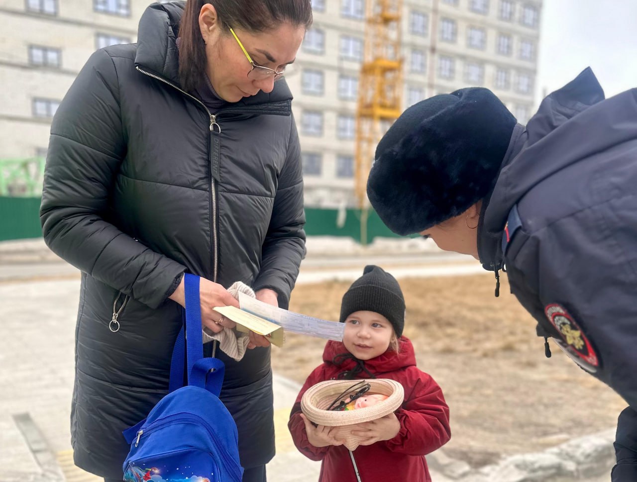  В Новом Уренгое автоинспекторы провели акцию «Родительский патруль». В рамках мероприятия сотрудники Госавтоинспекции совместно с представителями активного родительского движения и воспитателями детского сада «Созвездие» провели разъяснительную работу с родителями, перевозящими детей в автомобилях. Родителям напоминали о необходимости неукоснительного использования детских удерживающих устройств, соответствующих возрасту и весу ребенка, и ремней безопасности. Юным пассажирам полицейские объяснили, почему важно не отвлекать взрослых во время управления транспортным средством и соблюдать правила поведения в автомобиле. #мвдроссии #полиция #гибддянао #гибдд #янао #новыйуренгой