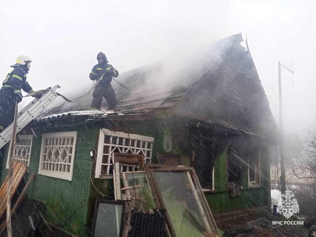 На пожаре в деревне Сырково Новгородского района обнаружен погибший   Сегодня в 12.53 в экстренные службы поступило сообщение о возгорании частного жилого дома на улице Рабочей в деревне Сырково.  На момент прибытия пожарно-спасательных подразделений горел дом с выходом на кровлю.   В 13.43 обнаружен погибший. По данному факту следователи СК проводят доследственную проверку.   В 15.13 пожар ликвидирован. В результате пожара уничтожены имущество, внутренняя отделка и перекрытия по всей площади, а также кровля на площади 32 м кв. Причину пожара устанавливают органы дознания.   Главное управление МЧС России по Новгородской области в очередной раз призывает всех соблюдать правила пожарной безопасности!    не оставляйте включенные электроприборы и обогреватели без присмотра;    не перегружай электросеть;   приобрети огнетушитель и установи пожарный извещатель.