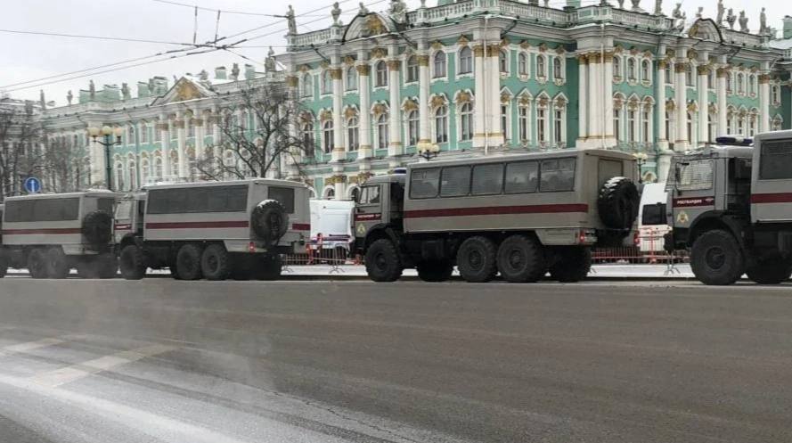 ‍  В новогоднюю ночь на Дворцовую пригонят 45 автобусов для задержания нарушителей.  На страже порядка будут и полиция, и спасатели МЧС, и скорая. Также в городе увеличат количество аварийных бригад для устранения возможных неполадок на теплосетях и электросетях.