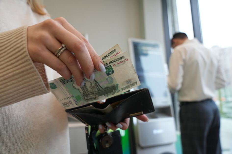 Приморский край занял 16 е место в рейтинге регионов России с наибольшими значениями предлагаемой зарплаты в вакансиях по итогам 2025 года Об этом свидетельствуют результаты исследования российского рынка труда проведенного порталом hh ru Лидерами рейтинга стали регионы Севера и Дальнего Востока Магаданская область 1 е место Чукотский АО 2 е место и ЯНАО 3 е место Приморский край вошел в двадцатку лучших опередив соседний Хабаровский край Несмотря на то что Приморский край находится на 24 м месте по количеству вакансий в целом по России 103 тыс предлагаемые зарплаты в регионе оказались достаточно конкурентоспособными В целом по России рынок труда в 2025 году характеризовался сохранением дефицита кадров в сферах массового найма таких как розничная торговля медицина и фармацевтика Наиболее востребованными профессиями остались продавцы и кассиры менеджеры по продажам и водители Самые высокие зарплаты предлагали сварщикам почти 164 тыс рублей По данным hh ru hh индекс соотношение резюме на вакансию в Приморском крае составил 4 2 резюме на вакансию что говорит о балансе спроса и предложения на рынке труда региона Хотите поделиться новостью Написать в Приморье Онлайн