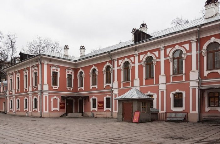 Правительство Москвы лишило охранного статуса более 1600 памятников  В Московском суде начались слушания дела, по которому градозащитники из Общества «Архнадзор» оспаривают решение мэрии столицы в связи с законом об объектах культурного наследия. Статья 17 этого закона с 1 июля позволяет чиновникам Москвы лишать исторические памятники охранного статуса без прохождения экспертизы. Из реестра охраняемых объектов уже исключены могилы Чехова, Гиляровского и Шаляпина.  Общественное движение «Архнадзор» направило в Московский городской суд иск к Мосгордуме и мэру Москвы о признании недействующей статьи 17 закона Москвы «Об объектах культурного наследия», как противоречащей аналогичному федеральному закону.  Подробнее Фото: archnadzor.ru     Поддержать донатом
