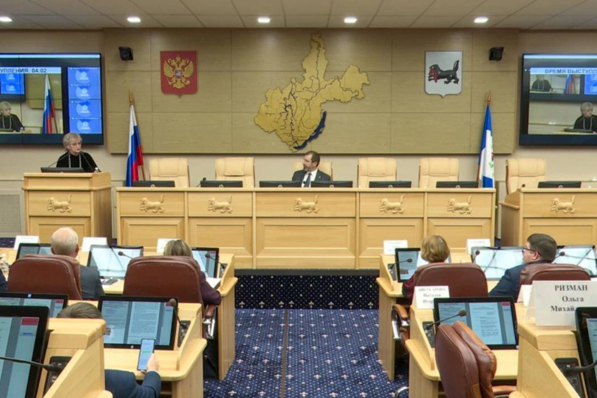 Очередное заседание экспертного Совета по вопросам демографического развития состоялось в Законодательном Собрании Иркутской области На этот раз темой для обсуждения стала охрана репродуктивного здоровья местного населения Как рассказала заместитель министра здравоохранения Иркутской области Галина Синькова за первые 9 месяцев этого года рождаемость в Приангарье снизилась родилось на 566 малышей меньше чем за этот же период прошлого года Однако по этому показателю мы все же опережаем соседей Забайкальский край и Республику Бурятия Примечательно что средний возраст матерей в нашем регионе составляет 28 6 лет Благодаря участию в нацпроекте Семья проводятся различные мероприятия призванные поддержать здоровье будущих родителей Однако есть сложности Прежде всего это недостаток врачей акушеров гинекологов и педиатров Председатель Заксобрания Александр Ведерников отметил что в решении этого вопроса должны принимать участие не только главные врачи медучреждений но и руководители местных администраций Хоть это и не входит в их прямые обязанности но все же в общих интересах сделать так чтобы медучреждения на местах были обеспечены всеми необходимыми узкими специалистами Кстати во время обсуждения упомянули студенческую поликлинику на ул Бурлова в Иркутске Здание находится в таком плачевном состоянии что даже не подлежит капитальному ремонту нужно строить новое На что Александр Ведерников предложил рассмотреть вариант государственно частного партнерства и строительство модульного здания ведь район в котором находится поликлиника сейчас активно развивается и застраивается Главный внештатный специалист по акушерству и гинекологии министерства здравоохранения Иркутской области Наталья Протопопова отметила еще одну проблему нехватке площадей в областном перинатальном центре При этом отправить рожениц в другие учреждения не всегда возможно особенно когда требуются особые условия Нужен новый блок однако пока нет средств даже для его проектирования И снова Александр Ведерников напомнил о возможностях которые дает возведение модульных зданий Там можно разместить вспомогательные помещения Это обойдется гораздо дешевле а значит больше шансов на скорейшее решение вопроса Резюмируя все высказанные предложения спикер областного парламента подчеркнул Нужны правильные управленческие меры и как неоднократно отмечали эксперты стратегия охраны материнства и детства