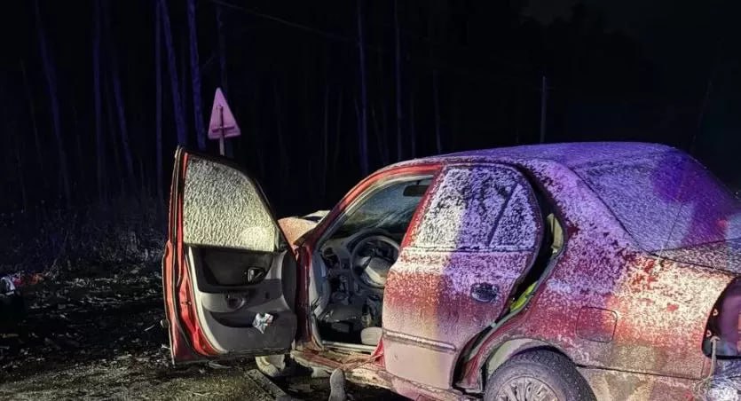 В Сосновском районе в ДТП погибла женщина водитель и пострадала пассажир В Сосновском районе Челябинская область в ДТП вечером девятого ноября погибла женщина водитель Автоледи 1968 года рождения за рулём иномарки Hyundai Accent при неустановленных обстоятельствах выехала на встречную полосу на участке где это разрешено и столкнулась с легковушкой Ладой Ларгус за рулём которой находился мужчина 1972 года рождения От полученных травм водитель иномарки погибла на месте ДТП Пассажир отечественного автомобиля получила травмы различной степени тяжести ПОДРОБНЕЕ URALPRESS RU