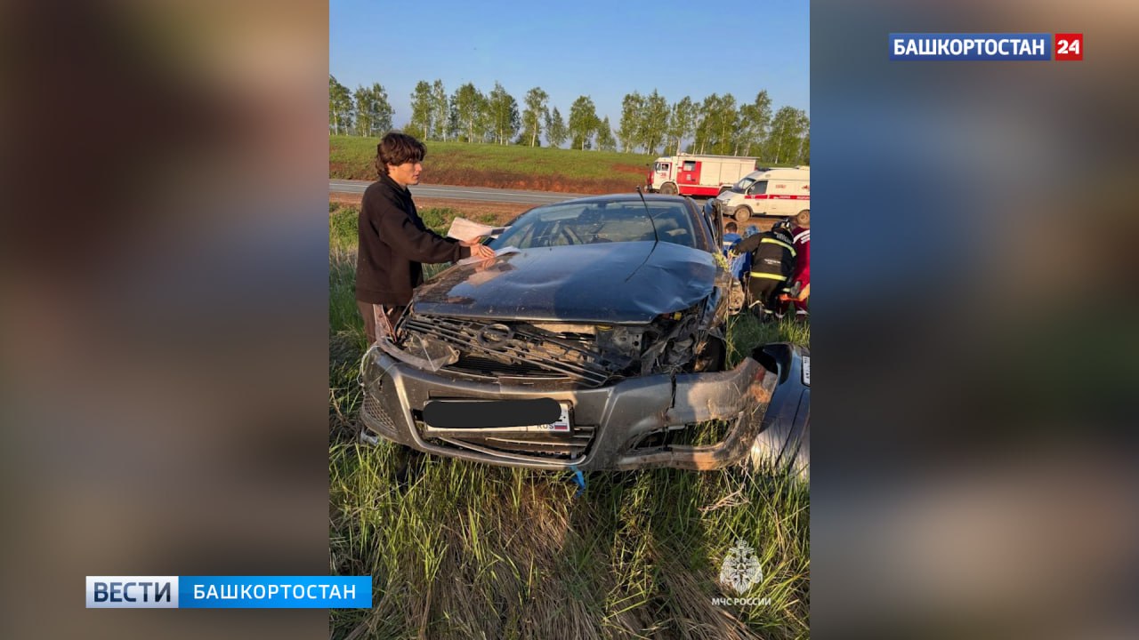 На трассе Уфа-Оренбург в опрокинувшейся иномарке погиб 20-летний парень Еще трое мужчин пострадали ДТП со смертельным исходом произошло накануне на 163 километре трассы Р-240 Уфа – Оренбург в городе Салавате. Как рассказали в пресс-службе МЧС по РБ, водитель «Opel Astra» на большой скорости вылетел с трассы, в результате чего машина перевернулась. «Спасатели отключили аккумуляторную батарею автомобиля и помогли выбраться из легковушки троим травмированным мужчинам, после чего передали их медикам. К сожалению, еще один 20-летний мужчина в результате ДТП погиб», — сообщили в экстренном ведомстве Подписаться Сообщить новости