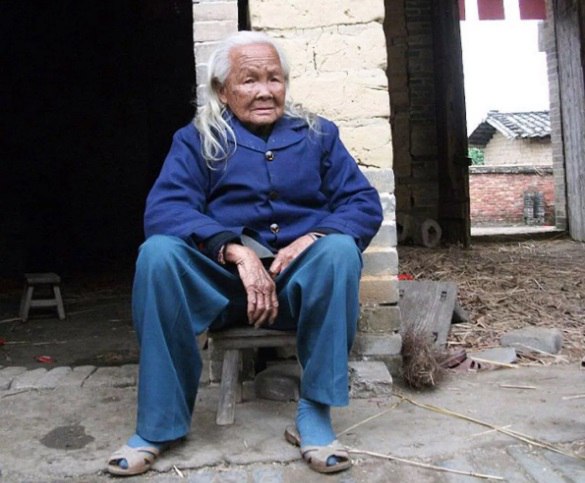 Бабушка зомби напугала соседей встав из гроба через 6 дней после смерти В китайской провинции Гуанси 95 летнюю Ли Сюфэн нашел без сознания сосед он не смог ее разбудить и решил что она скончалась По местному обычаю тело поместили в гроб и оставили возле дома для прощания Через несколько дней гроб оказался пуст что сначала вызвало панику среди местных жителей Как пояснила потом сама женщина она проснулась с ощущением дикого голода Она открыла крышку гроба и отправилась готовить Медики позже диагностировали у нее редкое состояние мнимую смерть при которой дыхание почти незаметно К сожалению по местной традиции все вещи умершей были сожжены Таким образом воскресшая бабушка зомби осталась без своего имущества пишет Mirror Подписаться на truekpru Читать нас в MAX