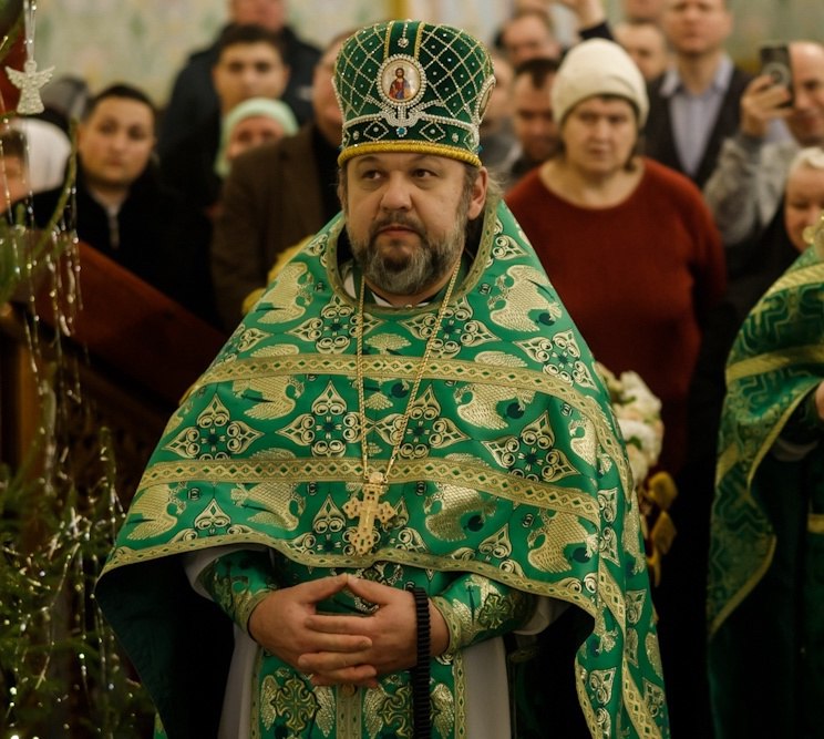 Поменять дату празднования Дня города призвал настоятель храма Серафима Саровского.  Архимандрит Гермоген Еремеев заявил, что ежегодные гуляния приходятся на строгий Успенский пост, что лишает верующих возможности участвовать в торжествах.    «Неужели так трудно перенести всего на несколько дней пораньше общегородской праздник?» — задаётся вопросом отец Гермоген. Его обращение опубликовано в телеграм-канале «Храма-на-Крови».  Как думаете, нужно ли учитывать это при выборе даты празднований?   Подписаться   Новости Екатеринбурга