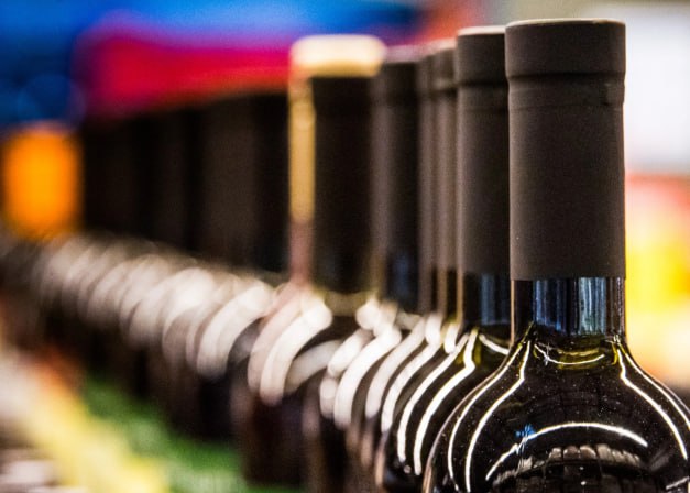 В ГД предложили ввести сбор совести для алкогольных и табачных компаний Вице спикер Государственной думы Владислав Даванков Новые люди направил письмо министру финансов Антону Силуанову с предложением ввести целевой сбор в размере 3 с производителей и импортеров алкогольной и табачной продукции Средства полученные от этого сбора предлагается направлять на помощь зависимым от этих вредных привычек Даванков отметил что бюджеты системы здравоохранения недостаточны для финансирования реабилитационных программ связанных с последствиями алкоголизма и курения Он предложил ввести специальный целевой сбор названный им сбором совести Он в представлении автора обращения мог бы составить 3 от выручки компаний производящих или импортирующих алкогольную и табачную продукцию По оценкам Даванкова при совокупном годовом обороте алкогольного и табачного рынков в несколько триллионов рублей такой сбор позволит собрать десятки миллиардов рублей ежегодно которые можно направить на лечение и профилактику зависимостей