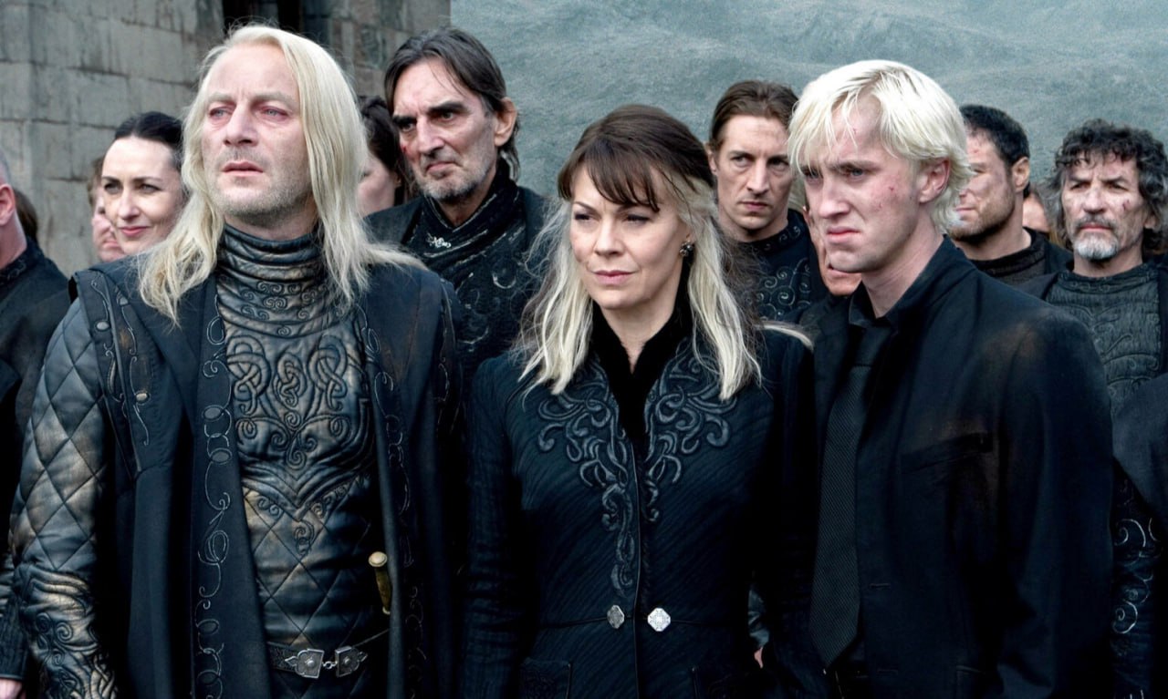 В первом сезоне Гарри Поттера покажут семейную жизнь Малфоев По словам Локса Пратта который исполняет роль Драко в сериале с самого начала раскроют детали которые появлялись лишь под конец в фильмах и книгах В первом сезоне будет как минимум несколько сцен в доме Малфоев которые помогут лучше понять героя Пратта Сериал по Гарри Поттеру стартует в начале 2027 года Кинопоиск Новости