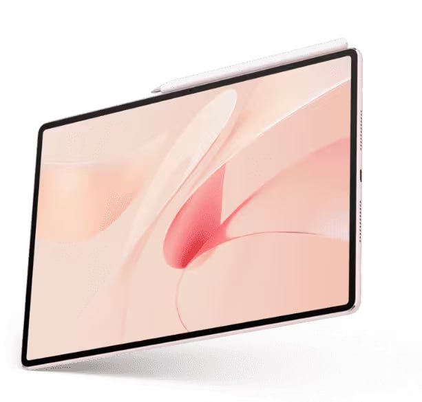 В России стартовал предзаказ на новый планшет Huawei MatePad 12 X сообщает пресс служба оператора МТС Устройство оснащено сенсорным экраном PaperMatte который по заявлению производителя имитирует поверхность бумажной книги Он снижает количество солнечных бликов изображение на таком экране чётко видно при различном освещении кроме того уменьшается нагрузка на глаза Планшет поддерживает новый стилус Huawei M Pencil Pro При его использовании за счёт шероховатой поверхности экрана слышится характерное шуршание что создаёт эффект письма карандашом по бумаге отмечает производитель 12 дюймовый экран планшета обладает разрешением 2 8K частотой обновления 144 Гц и пиковой яркостью 1000 нит