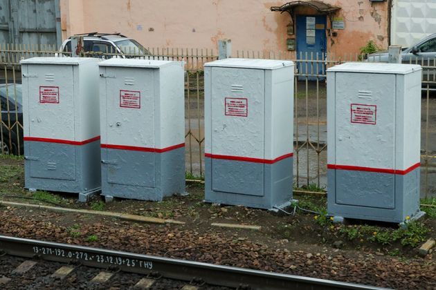 Трех студентов в Екатеринбурге приговорили к 7-8 годам по террористическому делу «о покушении на поджог релейных шкафов». Срок получил и осведомитель центра «Э» — организатор «покушения» Центральный окружной военный суд признал троих студентов из Екатеринбурга виновными в попытке поджечь релейный шкаф на железной дороге, обнаружила «Медиазона» . Арсения Климина суд приговорил к 8 годам колонии, Данилу Елисеева и Никиту Сухорукова — к 7 годам. Против них было возбуждено дело о подготовке теракта ч. 3 ст. 30, п. «а» ч. 2 ст. 205 УК РФ . На первые четыре года суд отправил студентов в тюрьму, на остальной срок — в колонию строгого режима. По версии обвинения, летом-осенью 2023 года молодые люди «покушались на поджог трех релейных шкафов» на железнодорожном перегоне Путевка — Лечебный. Следствие считает, что они были в сговоре с участником легиона «Свобода России» . Климина следствие назвало организатором группы. Сам он с начала 2023 года сотрудничал со свердловским областным Центром «Э», чтобы выявлять случаи ложных минирований и причастных к ним людей. В последнем слове Климин заявил, что хотел помочь силовикам, потому что «с рождения воспитывался защитником отечества», но не мог служить по состоянию здоровья. А в это время в Ставрополье силовики задержали 9 школьников по подозрению в подготовке терактов на 9 мая против полицейских. 8 из задержанных — несовершеннолетние от 14 до 16 лет. По версии следствия, один из подростков якобы вступил в «запрещенную на территории РФ международную террористическую организацию» и склонил к тому же своего родственника и еще семерых ребят. Минюст считает «иноагентом». Признан террористической организацией и запрещен в РФ.