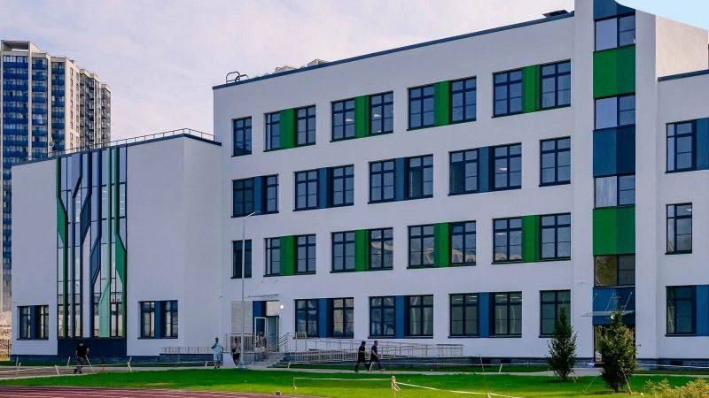 В Санкт-Петербурге построили новую школу с двумя бассейнами  В Юнтолово, на проспекте Авиаконструкторов, построили общеобразовательную школу на 825 мест. Выдано разрешение на ввод объекта в эксплуатацию.   Школьное здание, варьирующееся от двух до четырех этажей, отличается симметричной структурой фасадов. На первом уровне расположены входные зоны для младшей и средней школы с просторным вестибюлем и гардеробом, кабинеты и мастерские, а также общие помещения, такие как медицинский кабинет, столовая с кухней и спортивный блок с двумя бассейнами. Все зоны соединены рекреационным центром, освещенным естественным светом с двух сторон. Второй этаж занимают учебные классы, библиотека, актовый зал и еще один спортивный комплекс с двумя залами. В рекреационном холле ученики могут отдыхать и общаться в перерывах между занятиями.  На третьем этаже также находятся учебные классы, а на четвертом, помимо учебных помещений, размещены административные офисы.
