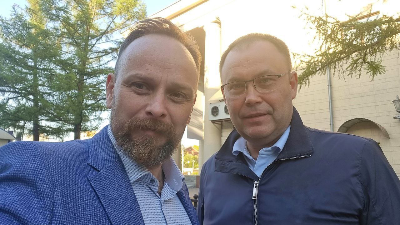 С самого начала говорил что Кузбасс в надёжных руках Президент России Владимир Путин наградил орденом Дружбы губернатора Кемеровской области Илью Середюка За большой вклад в социально экономическое развитие Кемеровской области Кузбасса наградить Орденом Дружбы Середюка Илью Владимировича говорится в указе главы государства Заслуженная награда человеку который возглавил регион в самое непростое время И проявляет себя как настоящий лидер Человек дела стратег Несмотря на все трудности он ищет и находит пути решения самых важных для людей вопросов при этом опираясь на обратную связь от самих жителей Открытость и честность в живом общении с ними как в очном формате так и в онлайн коммуникации стали узнаваемыми чертами нашего губернатора Середюк подписан на Кузбасскую телегу и в одном из прямых эфиров признавался что читает её Тема спорта близка человеку который большое внимание уделяет развитию этой сферы и который на работу ездит на велосипеде Илья Владимирович только вперёд
