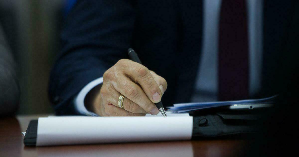 СМИ вступление Украины в ЕС в ускоренном порядке маловероятно Украине вряд ли удастся получить членство в Евросоюзе в ускоренном режиме что затруднит Владимиру Зеленскому оправдание возможных неудач в конфликте с Россией Членство в ЕС стало бы для Зеленского значимой политической победой которую он мог бы представить своему населению как оправдание за возможные непопулярные условия мирного соглашения с Россией утверждают авторы материала Однако несмотря на разговоры о возможном ускорении процесса вступления Украины или облегчённом членстве автор публикации отмечает что шансы на достижение этой цели остаются маловероятными Главное препятствие для быстрого вступления Украины в ЕС это сами государства ЕС которые должны единогласно одобрить любого нового члена говорится в статье Таким образом Зеленскому возможно не удастся получить чёткие перспективы вступления что создаёт для него дополнительные политические риски