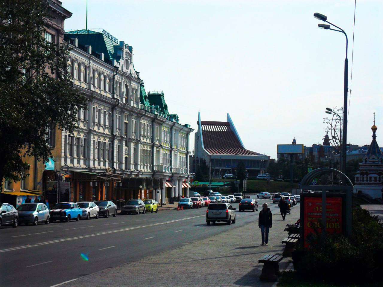 Памятник гостиница ресторан здание России выставили на продажу Соответствующее предложение появилось на портале МЛСН нынешние владельцы просят за здание 130 млн рублей Набор что надо за свои деньги фактически готовый бизнес с рестораном и большим номерным фондом да и к тому же в самом центре Омска Не факт что гостиница останется таковой и дальше как отмечается в объявлении характеристики здания позволяют развернуть в нем и какой либо престижный офисный комплекс и медцентр или любое другое коммерческое предприятие Правда покупателям придется постараться при подгонке помещений под свои нужды гостиница носит статус памятника истории и культуры И не спроста здание на углу Партизанской и Ленина с самого начала проектировалось архитектором Илиодором Хвориновым как гостиница Правда за свою долгую историю сменило несколько ипостасей в эпоху СССР там размещался Дворец труда а позже и госпиталь куда доставляли бойцов с полей Великой Отечественной войны К корням здание вернулось уже в современность в 2022 году там открылась гостиница на 47 номеров и ресторан Написать в редакцию можно здесь gorod55ru