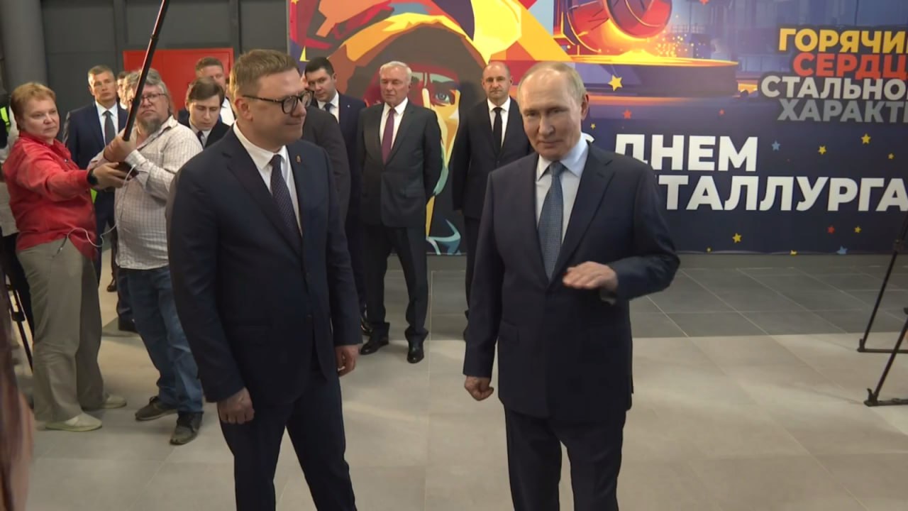Владимир Путин пообщался на ММК с работниками предприятия, поздравив сотрудников с Днем металлурга.