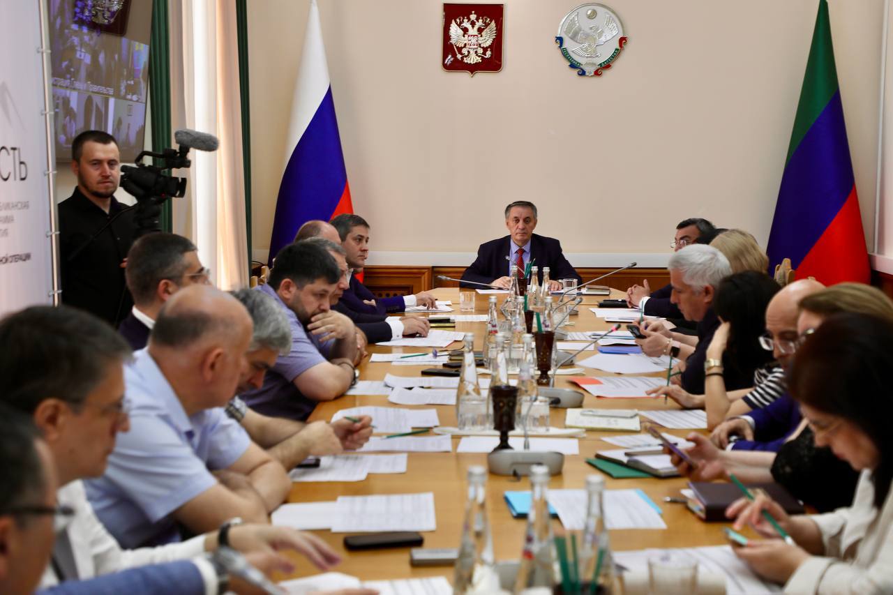 Ликвидацию задолженности по заработной плате в регионе обсудили в Правительстве республики Под руководством вице-премьера Абдурахмана Махмудова прошло Заседание координационного совета по вопросам ликвидации задолженности по заработной плате в Республике Дагестан. Абдурахман Махмудов напомнил о сохраняющейся проблеме задолженности по заработной плате в НАО «Дагфос», МУП «Садовник» г. Махачкалы, ОАО «Горводопровод» ООО «Управляющая организация-10» и еще в нескольких организациях. Вице-премьер подверг критике деятельность ответственных лиц, не принявших мер по своевременному погашению задолженности. Как сообщил министр труда и социального развития РД Магомедзагид Кихасуров, по предварительным данным на 1 июня 2025 года, общая задолженностью сохраняется перед 205 работниками. «Основная часть задолженности, как и ранее, приходится на долю предприятий производственной сферы. Причиной ее образования чаще всего является отсутствие собственных средств у предприятий, а также неплатежи контрагентов за поставленную продукцию или оказанные услуги. При этом основная проблема связана с организациями, находящимися в стадии банкротства. Для правовой оценки по фактам невыплаты заработной платы информация также направлена в правоохранительные органы», - рассказал министр. Завершая работу заседания, вице-премьер призвал, не затягивая, расплатиться с работающими гражданами за их труд, напомнив при этом, что решение вопроса должно в обязательном порядке быть проработано исключительно в рамках закона. Он поручил принять все необходимые меры по обеспечению погашения задолженности по заработной плате в соответствующих отраслях, сферах ведения.