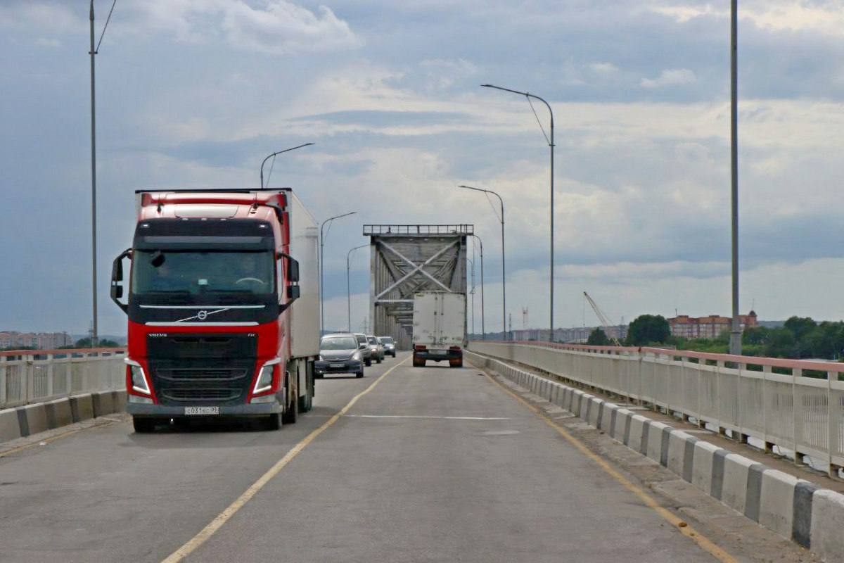 По старому Зейскому мосту в Благовещенске временно запретили ездить грузовикам тяжелее 25 тонн Как объяснили в министерстве транспорта и дорожного хозяйства Приамурья к такому решению прибегли из за ухудшения технических характеристик сооружения которые выявили специалисты ГКУ Амурупрадор во время последнего комплексного обследования Для автомобилей массой свыше 25 тонн водителям рекомендовано выбирать маршруты через федеральную трассу Амур и региональную дорогу Благовещенск Свободный Сейчас правительством области разрабатывается организация перегрузочных площадок на подъезде к Благовещенску Напомним движение грузового транспорта по новому Зейскому мосту запрещено такое решение было принято для безопасности жителей по улице Горького и других ближайших улиц ampravda