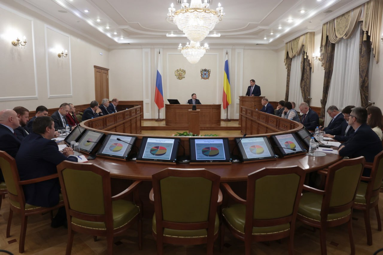 Глава донского региона требует перемен в сфере ЖКХ на благо жителей В донском регионе на совещании посвященном качеству работы управляющих компаний УК рассмотрели вопросы обслуживания многоквартирных домов Инициатором выступил глава региона Юрий Слюсарь Об этом сообщает пресс служба губернатора Ростовской области Ситуация в сфере ЖКХ региона вызывает серьезную обеспокоенность Проблемы охватывают все аспекты деятельности УК начиная от качества предоставления коммунальных услуг и подготовки домов к капитальному ремонту до содержания придомовых территорий и своевременного запуска отопления По данным обращений качество услуг УК неуклонно снижается Люди жалуются на невозможность дозвониться в аварийно диспетчерскую службу отсутствие в штате УК слесарей и электриков аварийные коммуникации завышенные счета из за несвоевременного ввода общедомовых приборов учета говорится в сообщении пресс службы Южная служба новостей